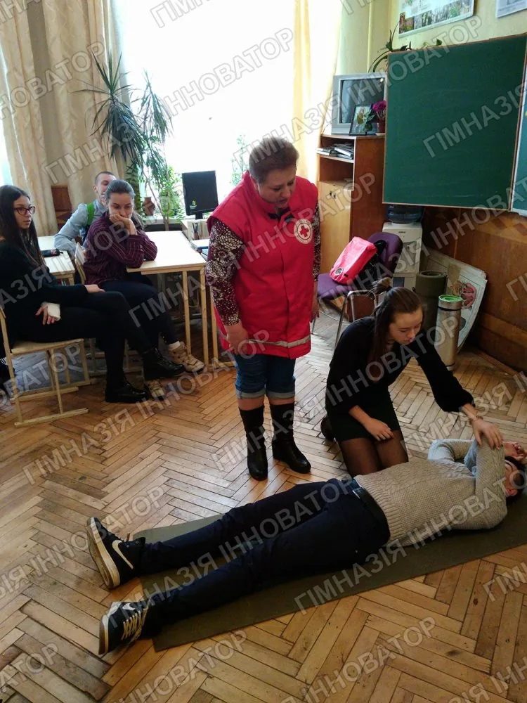 Заняття з представниками "Червоного хреста"