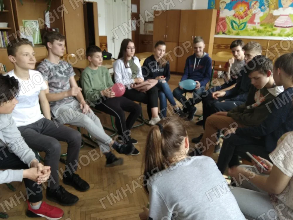 Виховна година "Вчимося робити компліменти" у 8-Б класі